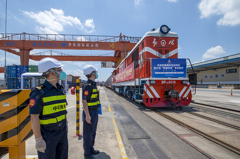 2022年6月29日，浙江金華，中老鐵路國(guó)際貨運(yùn)列車浙江號(hào)“鐵路快通”首趟專列經(jīng)海關(guān)監(jiān)管后，從浙江省鐵路金華南站鳴笛啟程，經(jīng)磨憨口岸駛向老撾萬象。