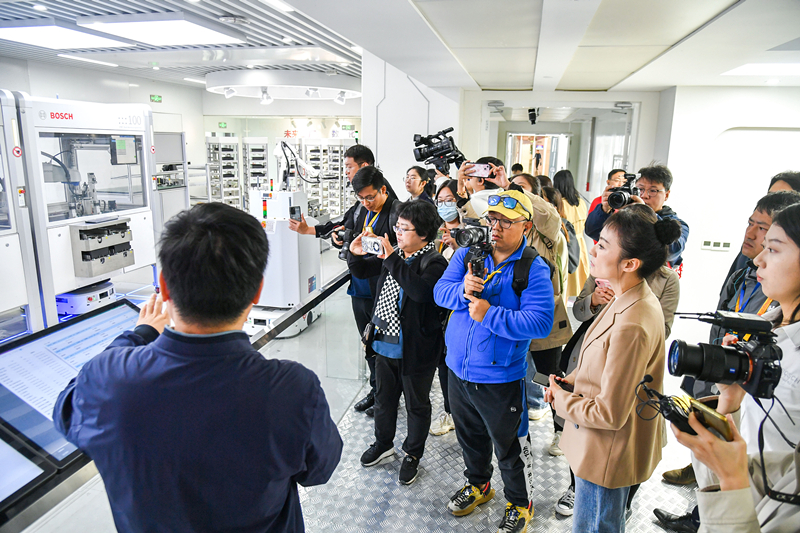 2023年10月16日，第三屆“一帶一路”國際合作高峰論壇新聞中心組織中外記者采訪。記者在中德大廈內(nèi)的博世未來工廠展區(qū)參觀，了解其高質(zhì)量創(chuàng)新發(fā)展成果。