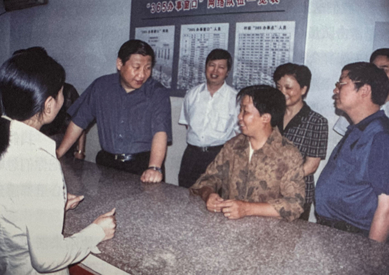 2003年6月，習(xí)近平在浙江金華市磐安縣新渥鎮(zhèn)“365辦事窗口”調(diào)研。