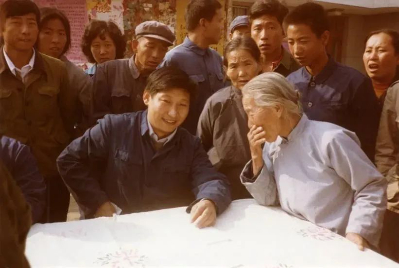 1983年，時任河北正定縣委書記的習(xí)近平，臨時在大街上擺桌子聽取老百姓意見。