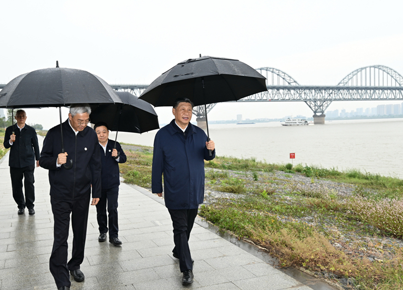 2023年10月10日，習(xí)近平在長江國家文化公園九江城區(qū)段考察時，冒雨沿江堤步行察看沿岸風(fēng)貌。