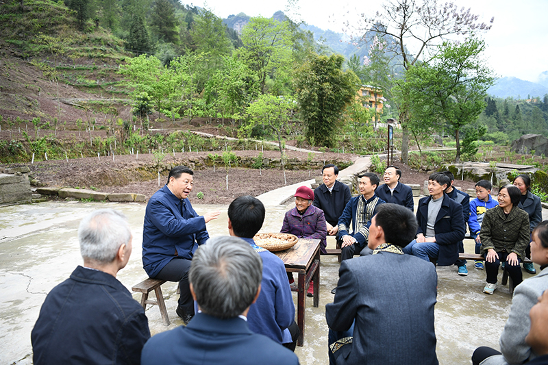 2019年4月15日，習(xí)近平總書記在重慶石柱土家族自治縣中益鄉(xiāng)華溪村同村民代表、基層干部、扶貧干部、鄉(xiāng)村醫(yī)生等圍坐在一起，共話脫貧攻堅(jiān)。