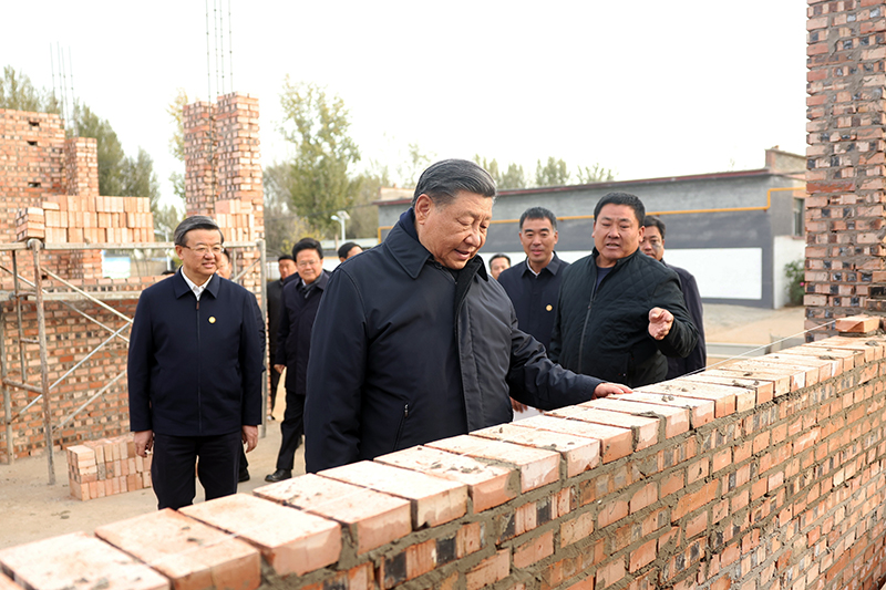 2023年11月10日，習(xí)近平總書記在河北保定涿州市刁窩鎮(zhèn)萬全莊村房屋重建施工現(xiàn)場考察。