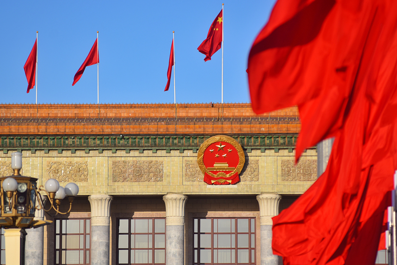 2024年3月8日，北京上空現(xiàn)“兩會藍(lán)”，人民大會堂前紅旗飄揚(yáng)。