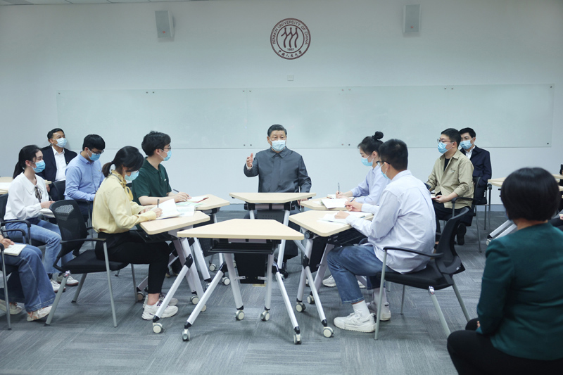 2022年4月25日，習(xí)近平總書記來到中國人民大學(xué)考察調(diào)研。這是總書記在立德樓觀摩思政課智慧教室現(xiàn)場教學(xué)并參與討論。