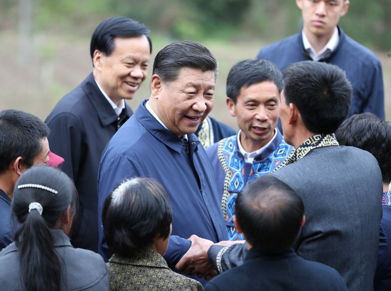 2019年4月15日至17日，中共中央總書記、國家主席、中央軍委主席習(xí)近平在重慶考察，并主持召開解決“兩不愁三保障”突出問題座談會。這是4月15日下午，習(xí)近平在石柱土家族自治縣中益鄉(xiāng)華溪村同村民親切交流。新華社記者 丁海濤 攝