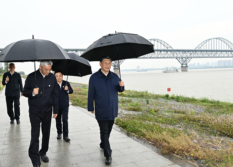 2023年10月10日至13日，中共中央總書記、國家主席、中央軍委主席習(xí)近平在江西考察。這是10日下午，習(xí)近平在長江國家文化公園九江城區(qū)段考察時，冒雨沿江堤步行察看沿岸風(fēng)貌。新華社記者 謝環(huán)馳 攝