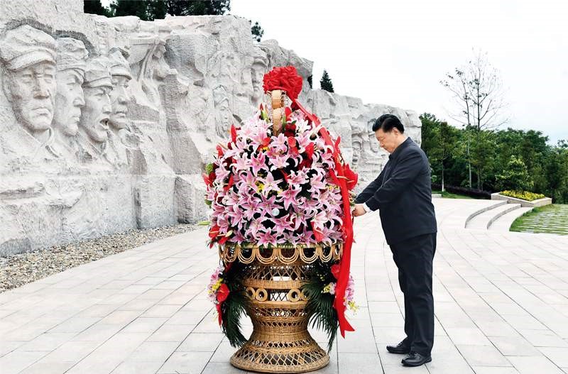 2021年4月25日至27日，中共中央總書記、國家主席、中央軍委主席習近平在廣西考察。這是25日上午，習近平在位于桂林市全州縣的紅軍長征湘江戰(zhàn)役紀念園，向湘江戰(zhàn)役紅軍烈士敬獻花籃。 新華社記者 謝環(huán)馳/攝
