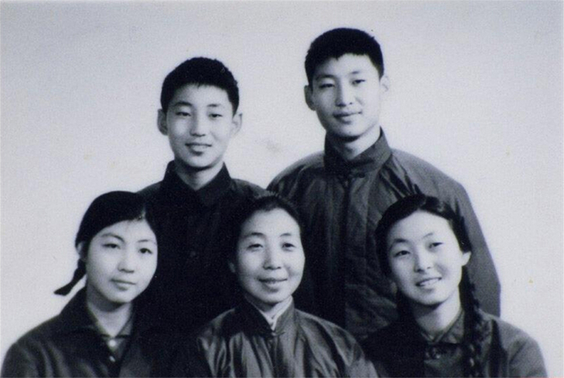 1972年冬，齊心和子女們。前排右起:齊橋橋、齊心、習(xí)安安。后排右起:習(xí)近平、習(xí)遠(yuǎn)平。