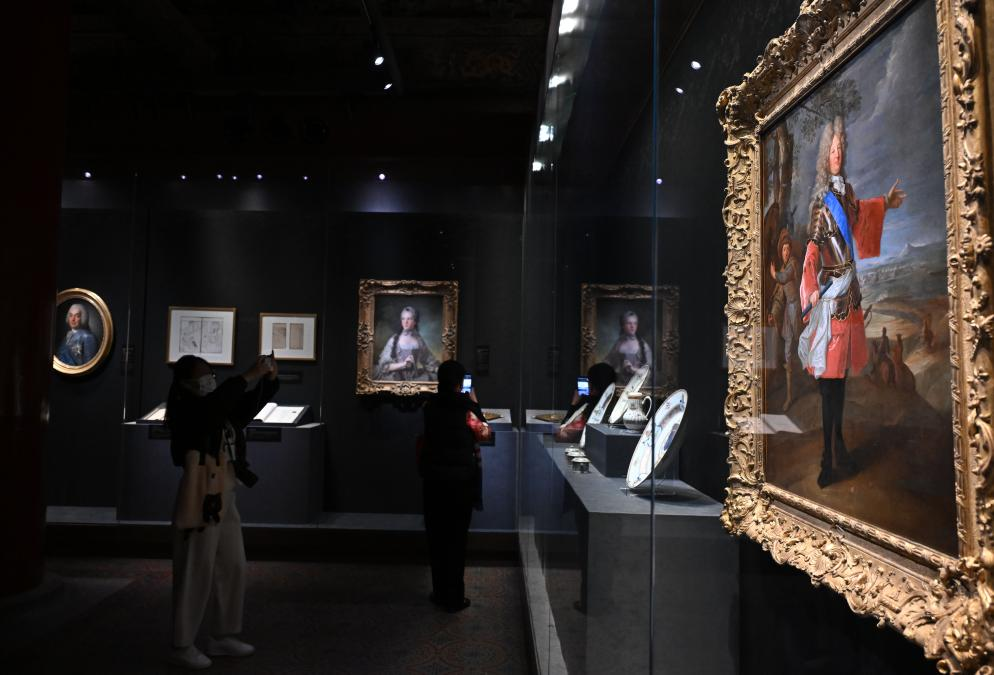 4月1日，作為中法文化旅游年的重要項目，“紫禁城與凡爾賽宮——17、18世紀的中法交往”展覽在故宮文華殿開幕。圖為觀眾當天參觀展覽。新華社記者 金良快 攝