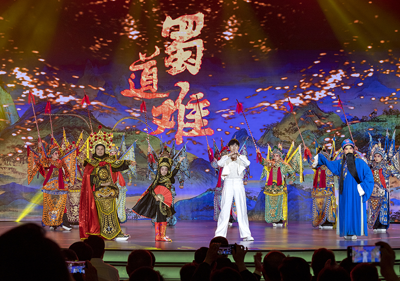 2023年10月13日，成都，“把青春華章寫在祖國大地上”大思政課網(wǎng)絡(luò)主題宣傳和互動引導(dǎo)活動在四川大學(xué)舉行。