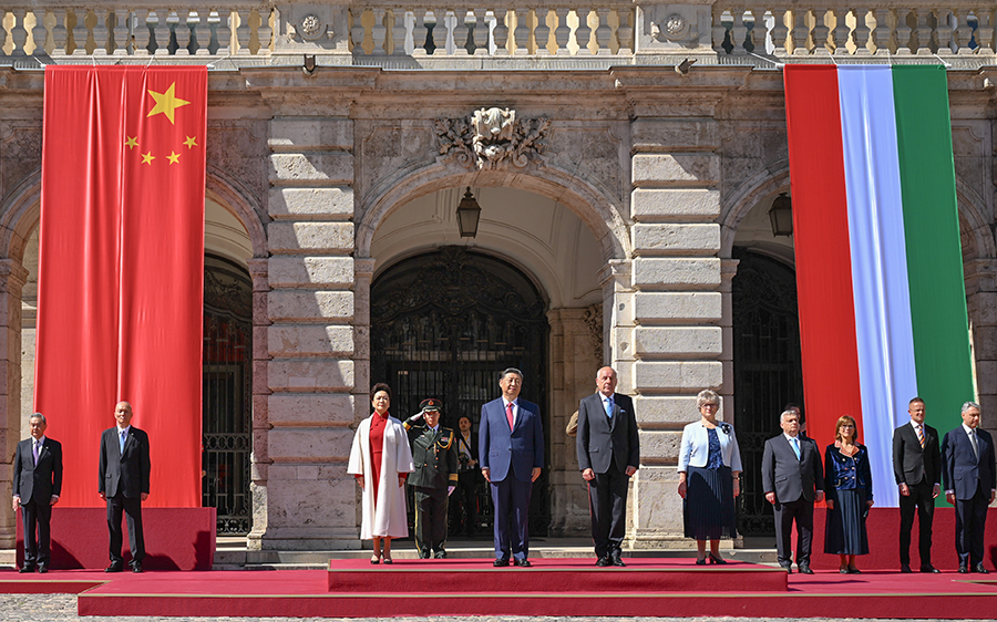 當(dāng)?shù)貢r(shí)間5月9日上午，國(guó)家主席習(xí)近平在布達(dá)佩斯出席匈牙利總統(tǒng)舒尤克和總理歐爾班共同舉行的隆重歡迎儀式。新華社記者 謝環(huán)馳 攝