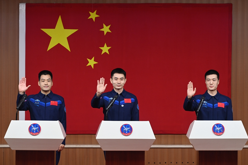 2024年月24日，神舟十八號載人飛行任務航天員葉光富（中）、李聰（右）、李廣蘇在酒泉衛(wèi)星發(fā)射中心問天閣與媒體記者集體見面。