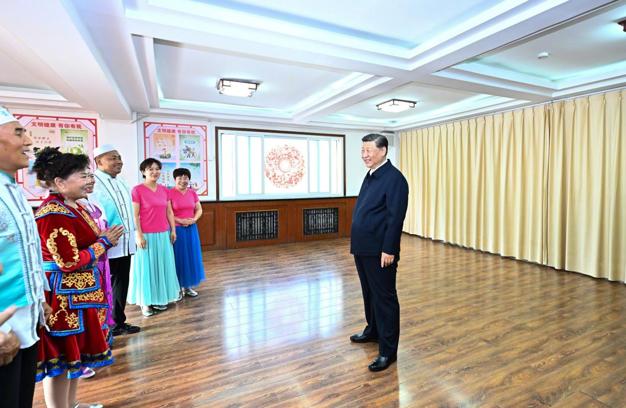 6月19日下午，習(xí)近平總書記在銀川市金鳳區(qū)長城花園社區(qū)活動室考察時，同社區(qū)居民親切交流。