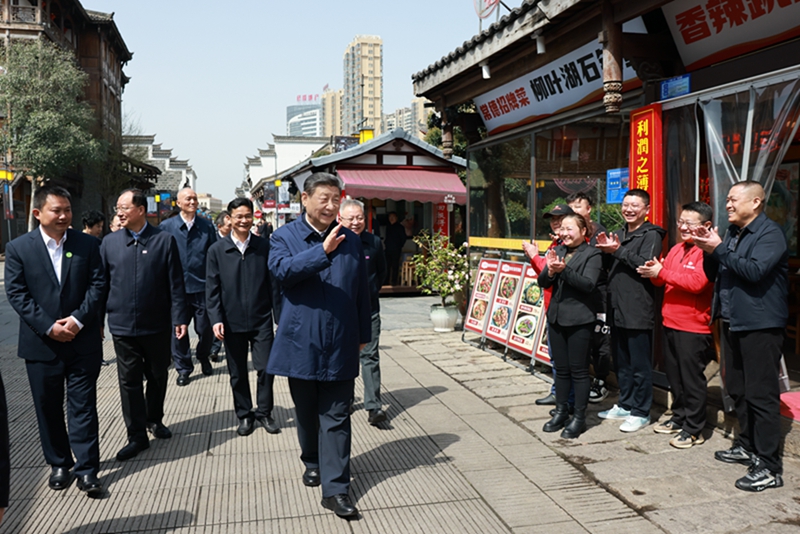 2024年3月19日上午，習(xí)近平在常德河街考察時，同店主和游客親切交流。新華社記者 王曄 攝