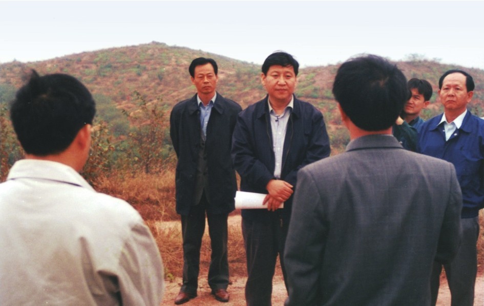 1999年11月，習近平在龍巖市長汀縣河田水土流失治理區(qū)調(diào)研。圖源：《習近平在福建（下）》