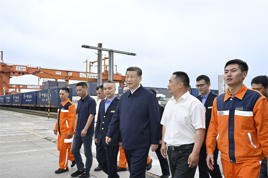 2024年4月22日至24日，中共中央總書記、國家主席、中央軍委主席習(xí)近平在重慶考察。這是22日下午，習(xí)近平在重慶國際物流樞紐園區(qū)重慶鐵路集裝箱中心站，同貨車司機、列車司機、裝卸工人、場站管理人員等親切交流。新華社記者 岳月偉 攝