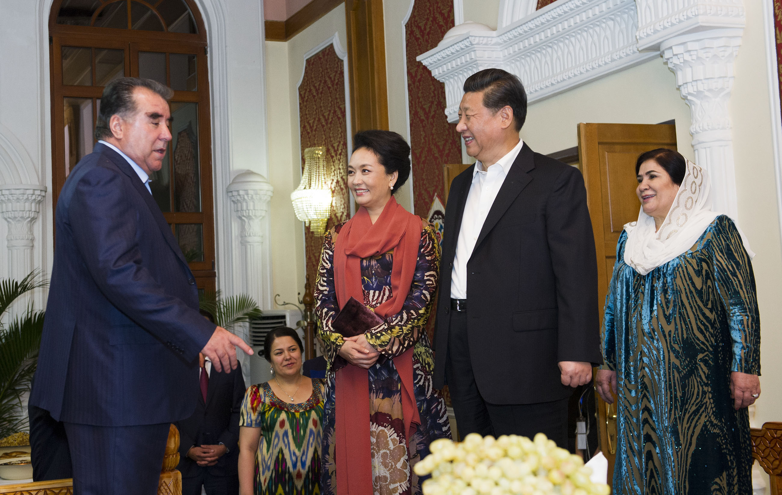 2014年9月12日，習(xí)近平主席在杜尚別出席塔吉克斯坦總統(tǒng)拉赫蒙舉行的家宴。這是習(xí)近平主席和夫人彭麗媛在拉赫蒙夫婦陪同下參觀總統(tǒng)官邸。