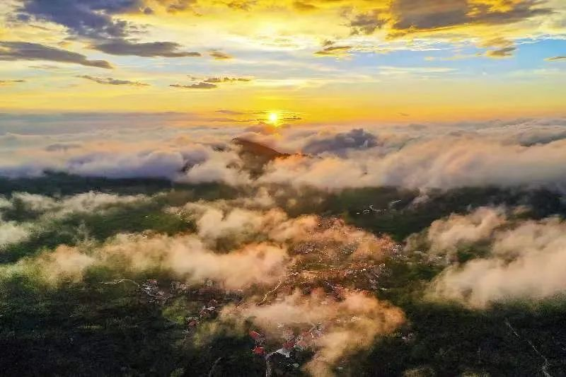 圖為云霧繚繞的軍營村，群山盡翠，紅瓦掩映。廈門市委宣傳部供圖