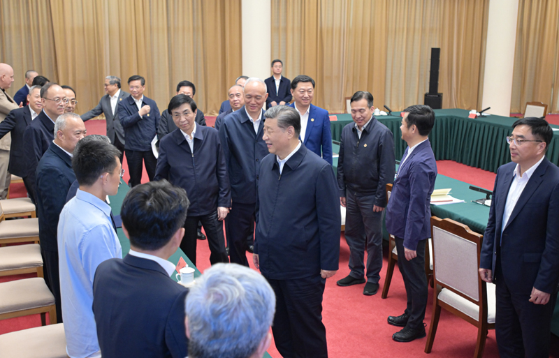 2024年5月23日，習(xí)近平總書記在山東省濟南市主持召開企業(yè)和專家座談會并發(fā)表重要講話。這是總書記同參會的企業(yè)和專家代表親切交流。