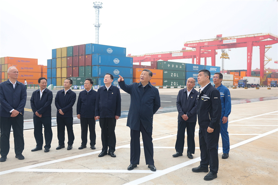2024年5月22日至24日，中共中央總書記、國家主席、中央軍委主席習近平在山東考察。這是22日下午，習近平在日照港察看全自動化集裝箱碼頭作業(yè)場景。新華社記者 鞠鵬 攝