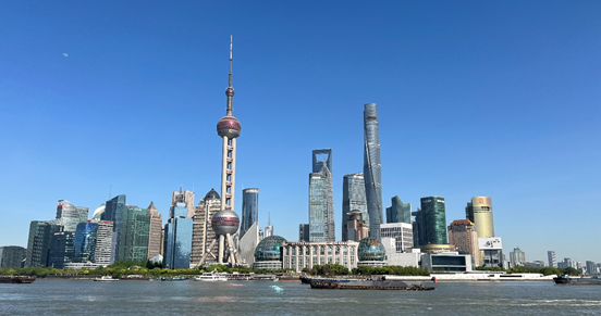 沿蘇州河遠(yuǎn)眺陸家嘴城市建筑群。人民網(wǎng) 馬作鵬 攝