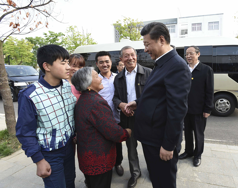 2016年4月25日，習(xí)近平在安徽省滁州市鳳陽縣小崗村看望當(dāng)年大包干帶頭人嚴(yán)金昌（右三）一家。